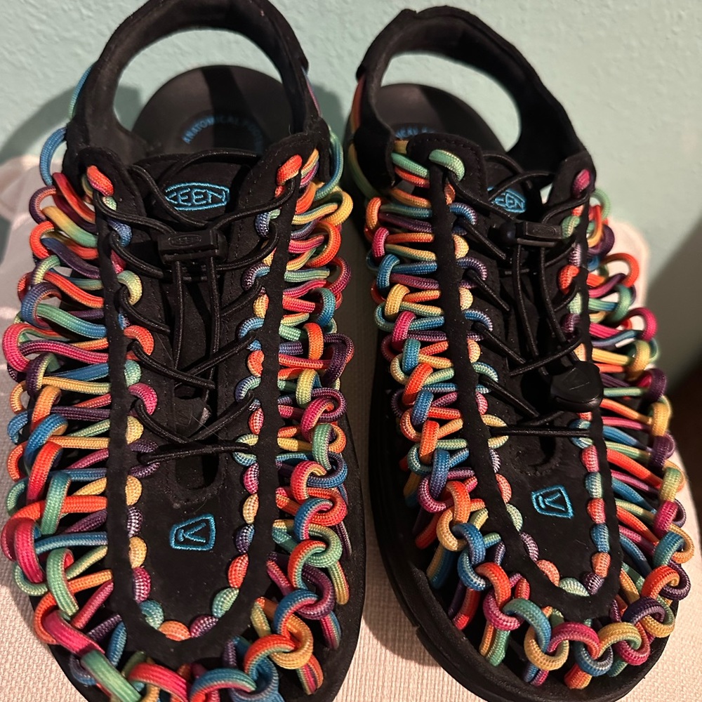 LIKE NEW Keens!! Only worn 3 times!